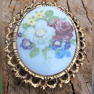 Vintage Floral Cameo Brooch Pin Antiqued Gold.